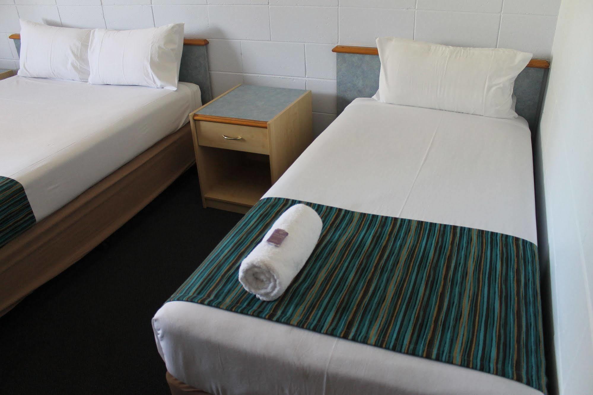 Rocky Glen Hotel Motel Гладстон Екстериор снимка